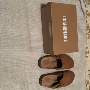 Birkenstock like clogs made by Cushionaire size 8 Vegan suede